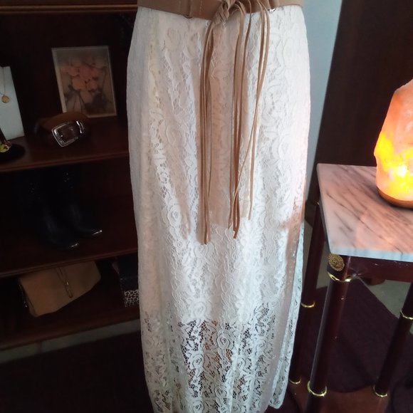 White, lined, Lace Skirt, w/belt. Sz L - Picture 5 of 11